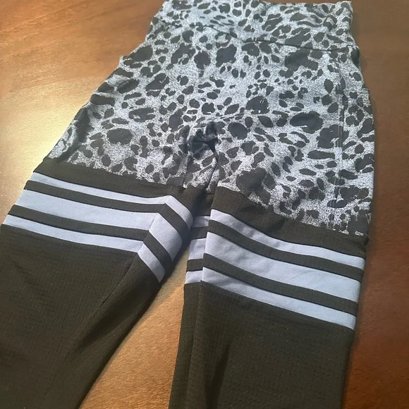 Bombshell Sportswear Blue Leopard Print Thigh High Leggings - Picture 4 of 4